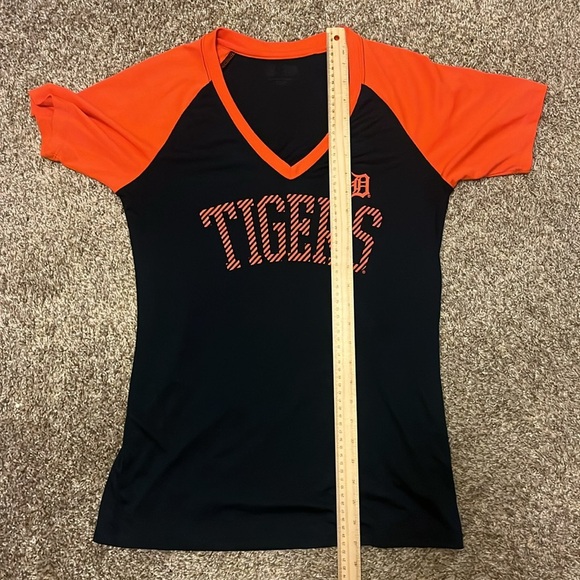 Detroit tigers v neck tshirt size medium - Picture 7 of 8